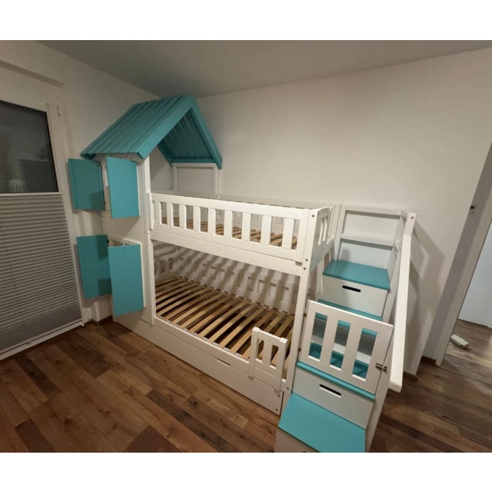 bezpieczne łóżko ze schodami i daszkiem z barierkami